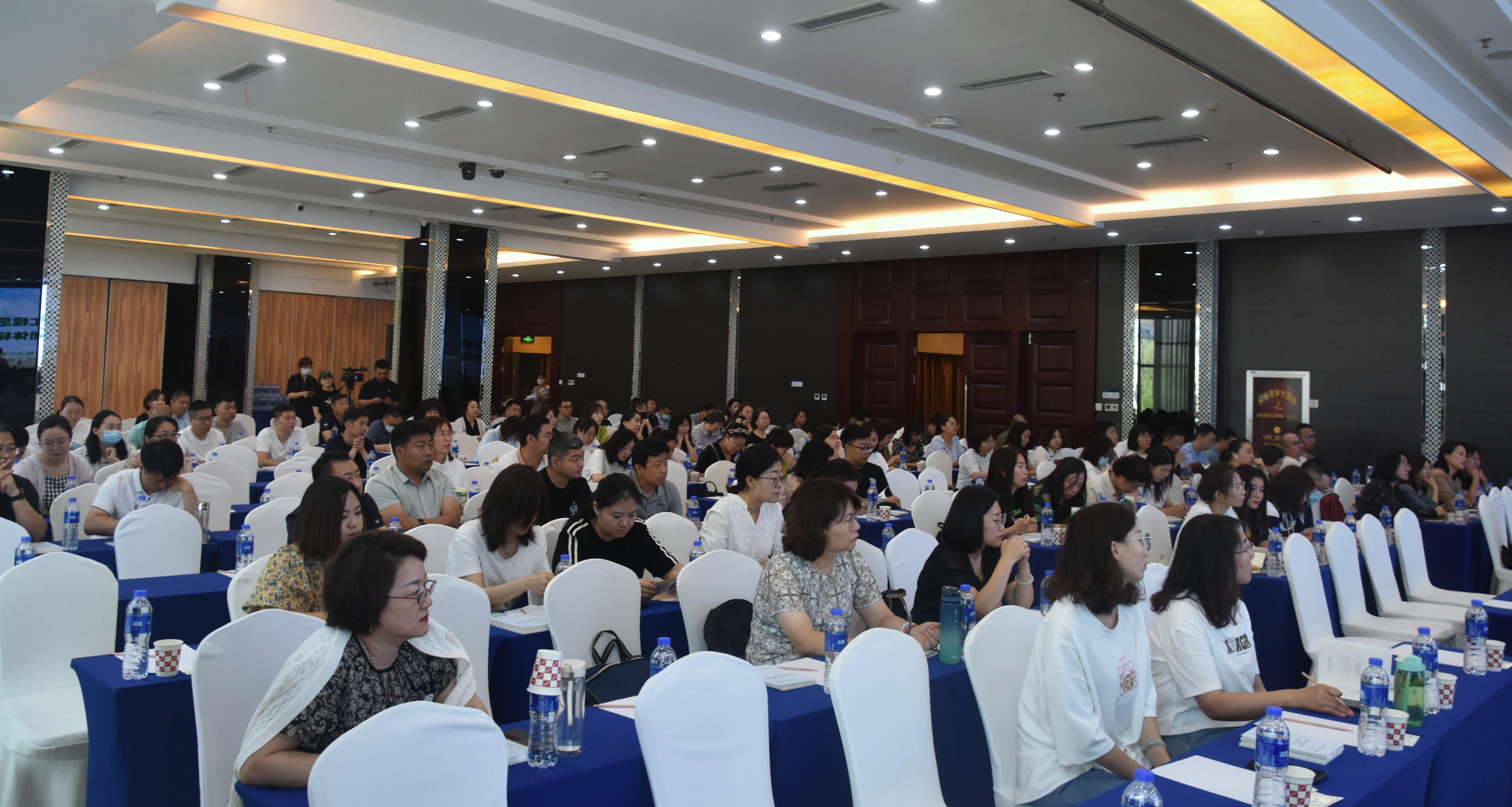 會(huì)議現(xiàn)場_副本.jpg
